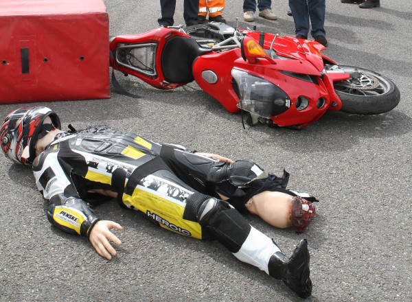  SPA-Simulation-dun-accident-de-moto-au-cours-duquel-le-pilote-a-eu-le-pied-arraché-©-Manfred-GIET
