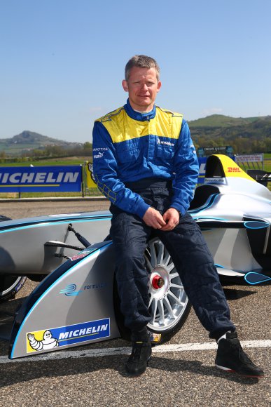 MICHELIN FORMULE E - Manu COLLARD pose devant la Formule E - Mercredi 16 avril 2014 - circuit ISSOIRE - Photo GREG