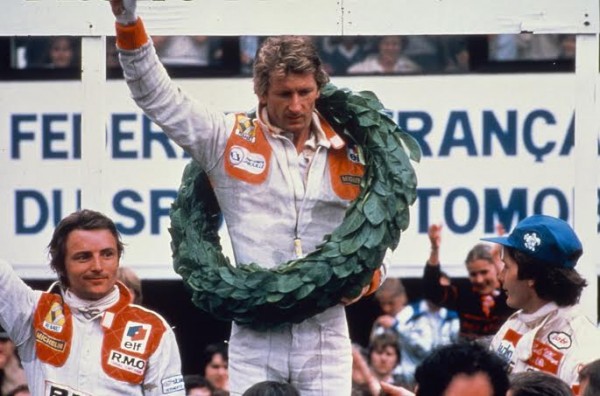 F1-1er-juillet-1979-B-GP-de-France-à-Dijon-Prenois-1ere-victoire-RENAULT-en-GP-avec-Jean-Pierre-JABOUILLE-DEVANT-Gilles-VILLENEUVE-second-et-ARNOUX.