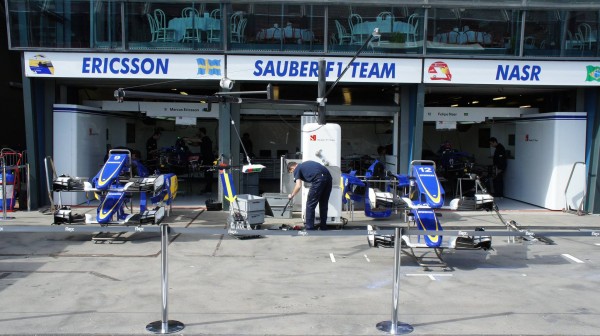 F1-2015-Les-stands du Team SAUBER-de-NASR-et-ERICCSON.