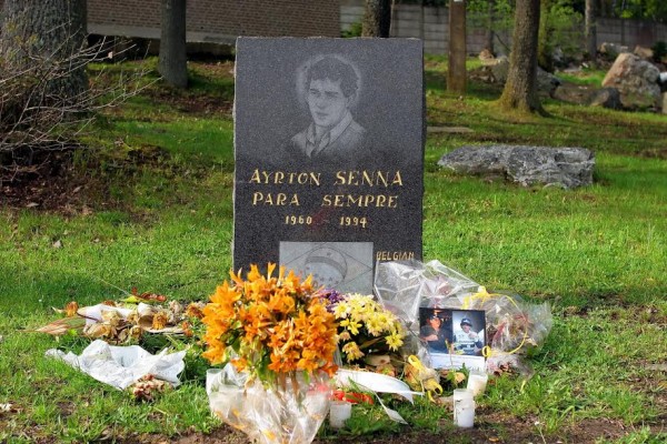 Stèle-en-souvenir-d-Ayrton-Senna-à-Spa-Francorchamps-©-Manfred-GIET.