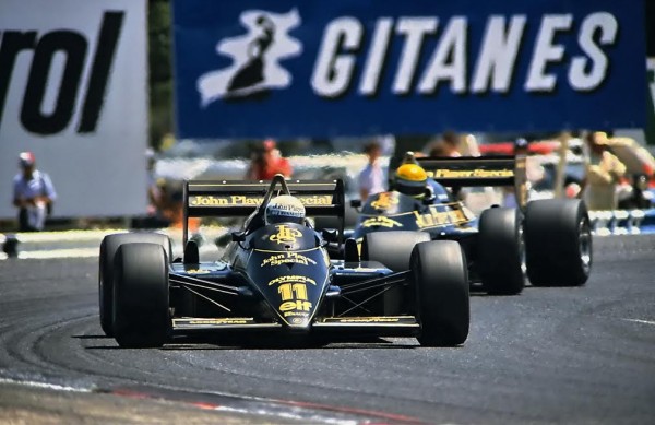  F1-GP-de-France-1985-au-Castellet-de-ANGELIS-devant-on-chef-de-file-Ayrton-SENNA-dans-les-S-de-la-Verrerie-qui-lui-sera-fatal-un-an-plus-tard©-Manfred-GIET