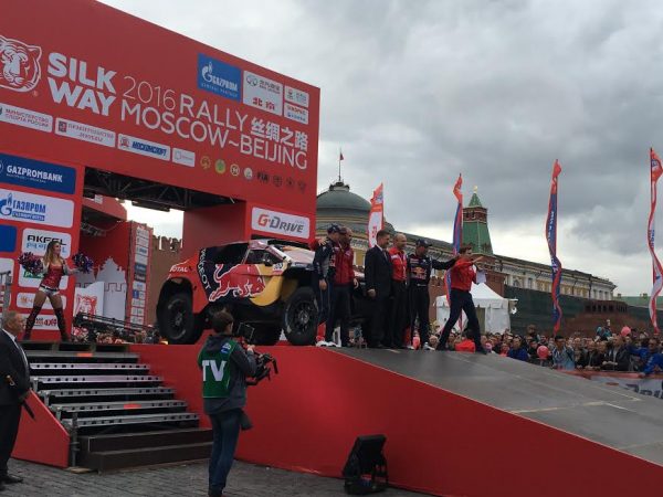  SILK WAY RALLY 2016-La PEUGEOT 2008-DKT 1ére sur le podium place Rouge a Moscou
